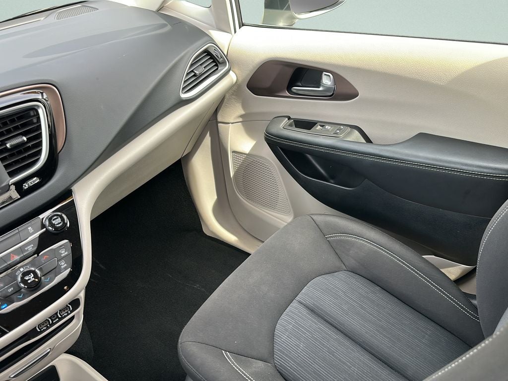 2024 Chrysler Voyager LX