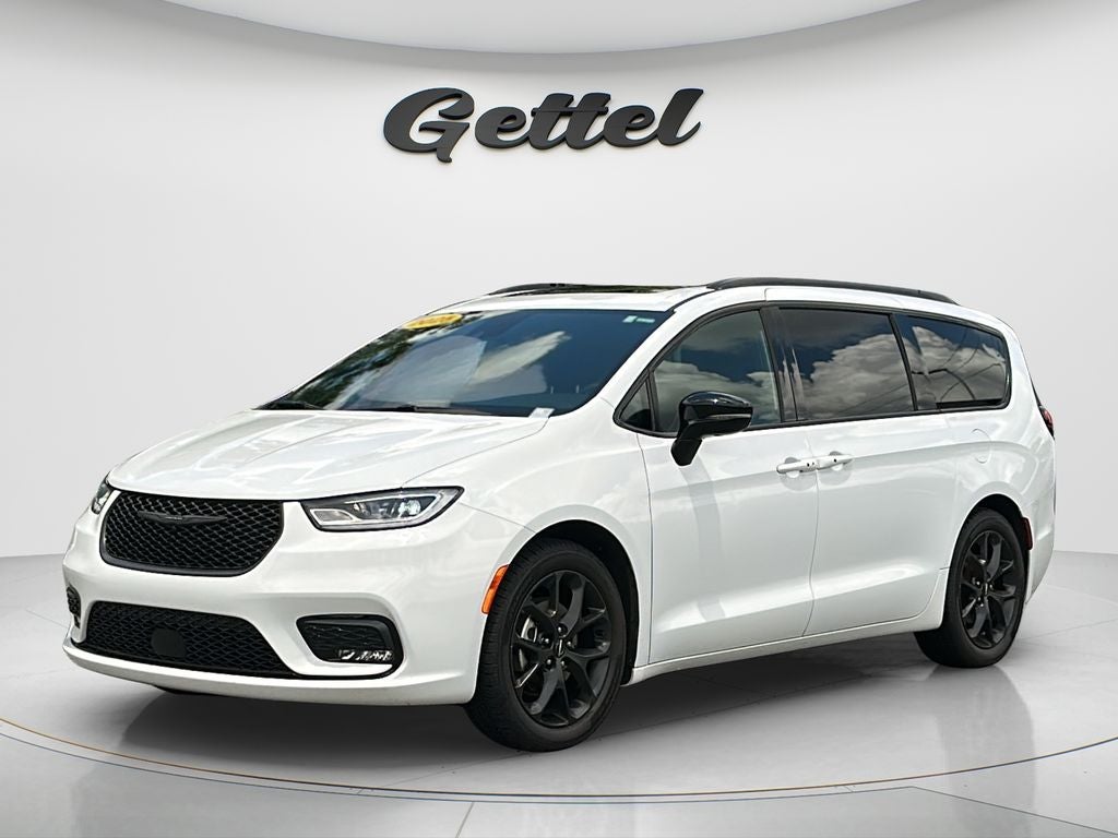 2025 Chrysler Pacifica Limited's photo