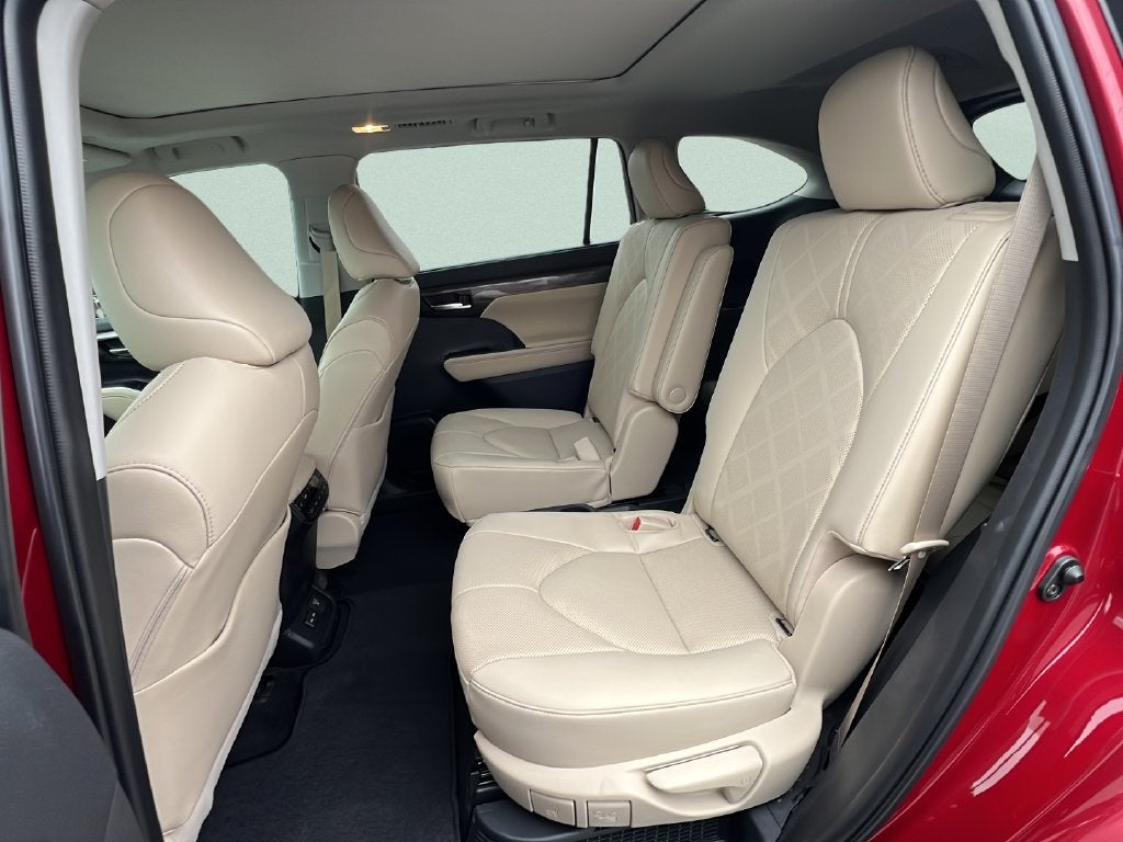 2023 Toyota Highlander Hybrid Platinum