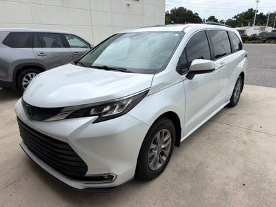 2022 Toyota Sienna XLE 8 Passenger