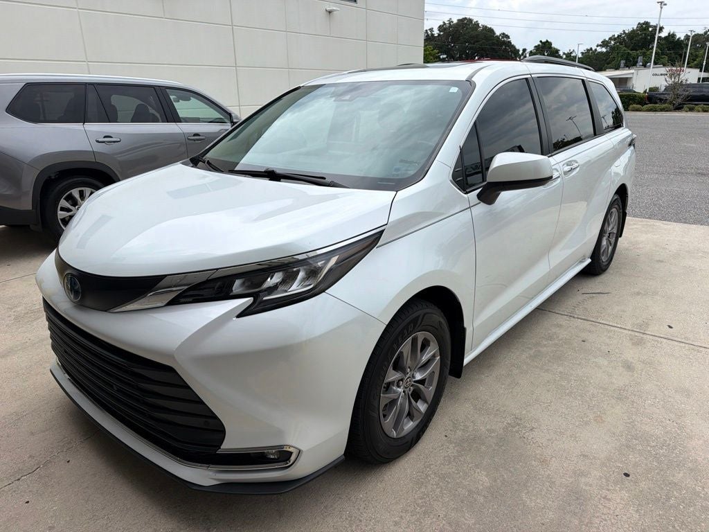2022 Toyota Sienna XLE 8 Passenger