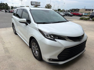 2022 Toyota Sienna XLE 8 Passenger