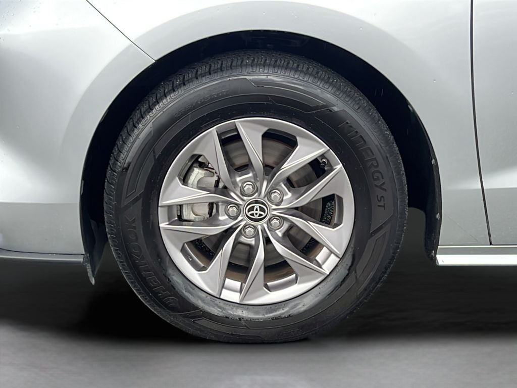 2023 Toyota Sienna XLE 8 Passenger
